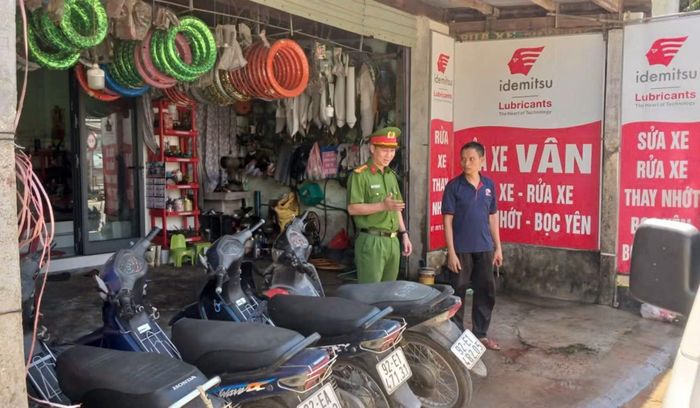 Cán bộ Công an xã Đại Lộc tuyên truyền, vận động các tiệm sửa chữa xe mô tô, xe máy trên địa bàn không độ, chế phương tiện cho người dân.