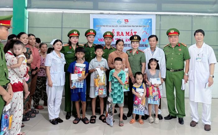 Công xã Đại Lộc tổ chức “Bữa ăn nhân ái” tại Bệnh viện Đa khoa khu vực miền núi phía Bắc Quảng Nam.