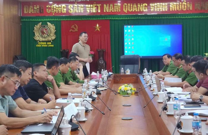 Đại tá Lê Khắc Sơn, Phó Cục trưởng Cục Cảnh sát Hình sự (Bộ Công an) tại cuộc họp Ban chuyên án với Công an tỉnh Vĩnh Long, chỉ đạo công tác điều tra, khám phá án.