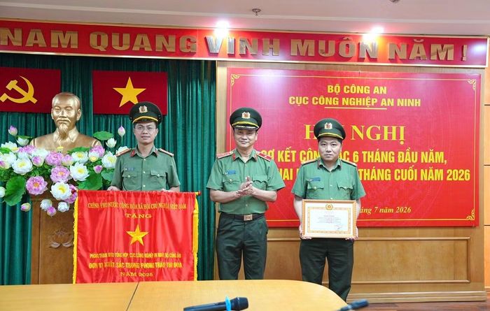 Thừa ủy quyền của lãnh đạo Đảng, Nhà nước, Thiếu tướng Lưu Hồng Quảng trao Cờ Thi đua của Chính phủ tặng tập thể Phòng Tham mưu tổng hợp và tặng Bằng khen của Ban Tổ chức Trung ương tặng Trung tâm kiểm định.