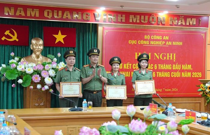 Thừa ủy quyền của Bộ trưởng, Đại tá Trần Quốc Tiến, Phó Cục trưởng trao Bằng khen tặng 3 cá nhân có thành tích xuất sắc trong phong trào thi đua đặc biệt.