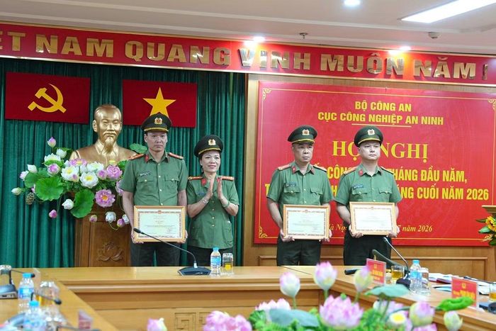 Thừa ủy quyền của Bộ trưởng, Đại tá Nguyễn Thị Xuân Huệ, Phó Cục trưởng trao Bằng khen tặng 3 cá nhân có thành tích xuất sắc trong công tác đảm bảo ANTT kỷ niệm 80 năm Quốc khánh 2-9.
