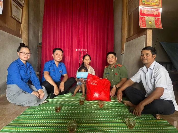 Ban Thanh niên Công an TP Huế và các đơn vị tổ chức thăm hỏi, trao tặng quà cho người dân ở vùng biên giới A Lưới.