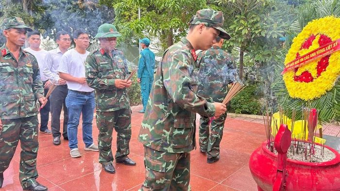 Cán bộ chiến sĩ Bộ Chỉ huy Quân sự tỉnh Khánh Hòa thắp hương tại Nghĩa trang liệt sĩ Khánh Sơn trước khi thu thập mẫu sinh phẩm. Ảnh: Văn Cốc.