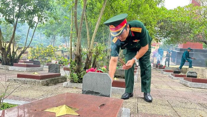 Cán bộ chiến sĩ Bộ Chỉ huy Quân sự tỉnh Khánh Hòa thắp hương tại Nghĩa trang liệt sĩ Khánh Sơn trước khi thu thập mẫu sinh phẩm. Ảnh: Văn Cốc.