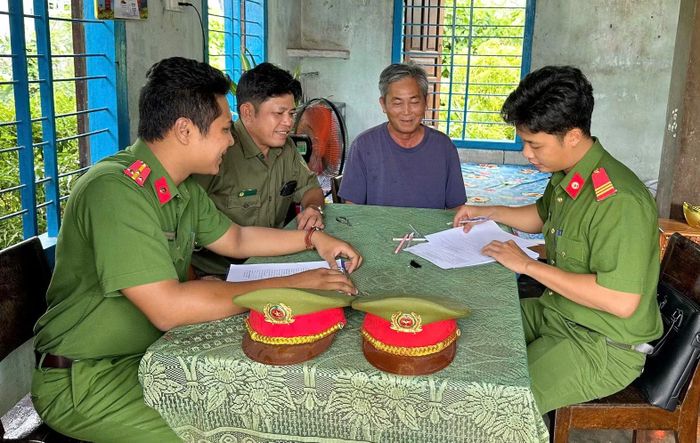 Ông Phạm Văn Minh, trú thôn Xuân Tự 1, xã Vạn Hưng, tỉnh Khánh Hòa cung cấp thông tin, phần mộ người cậu ruột là liệt sĩ Nguyễn Văn Thoảng. Ảnh: Hữu Toàn.