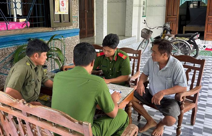 Công an xã Vạn Hưng, tỉnh Khánh Hòa hỗ trợ thân nhân liệt sĩ kê khai, cung cấp thông tin, phần mộ liệt sĩ. Ảnh: Hữu Toàn.