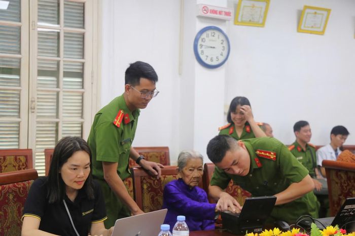Phòng Cảnh sát QLHC về TTXH Công an TP Huế lấy mẫu ADN thân nhân liệt sĩ.