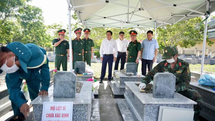 Chủ tịch UBND TP Huế Nguyễn Khắc Toàn thăm hỏi, động viên lực lượng làm nhiệm vụ lấy mẫu sinh phẩm hài cốt liệt sĩ chưa có thông tin cụ thể tại Nghĩa trang liệt sĩ Phú Vang. Ảnh: Hải Lan.