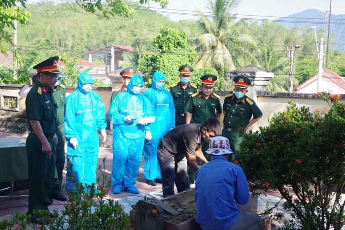 Các lực lượng chức năng phối hợp thu thập mẫu sinh phẩm tại Nghĩa trang liệt sĩ Khánh Vĩnh, tỉnh Khánh Hòa. Ảnh: Văn Cốc.