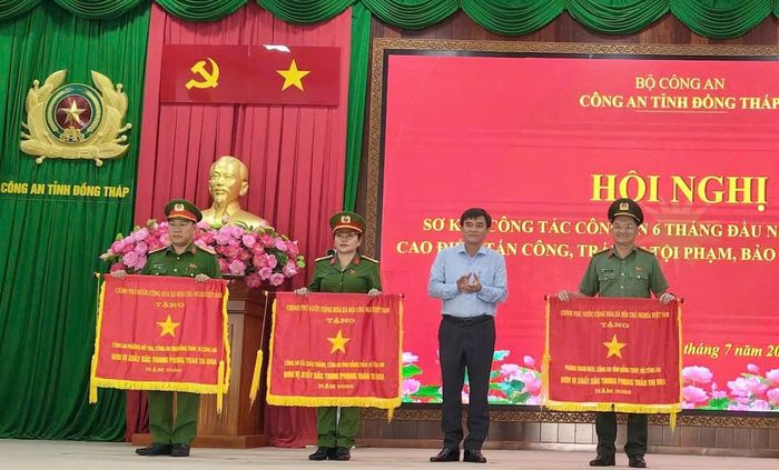  Thừa ủy quyền của Thủ tướng Chính Phủ, đồng chí Nguyễn Văn Mười, Phó Bí thư Tỉnh ủy Đồng Tháp trao Cờ thi đua Chính phủ tặng các tập thể có thành tích xuất sắc. 