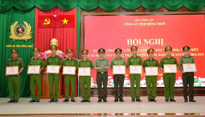 Thừa ủy quyền của Chủ tịch UBND tỉnh Đồng Tháp, Thiếu tướng Lâm Phước Nguyên, Giám đốc Công an tỉnh trao Bằng khen tặng các tập thể, cá nhân có thành tích xuất sắc.