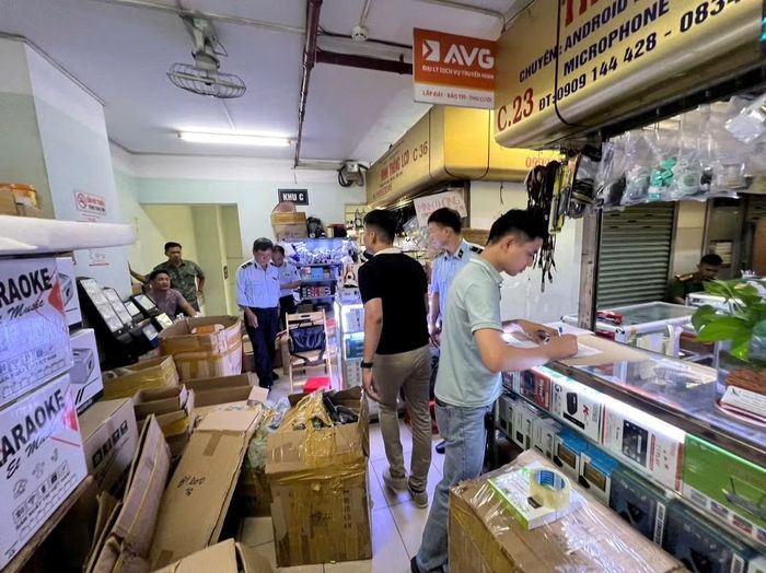 Qua kiểm tra, cơ quan chức năng thu giữ nhiều thiết bị chuyển đổi âm thanh, đầu box, đầu thu truyền hình kỹ thuật số không rõ nguồn gốc, xuất xứ.