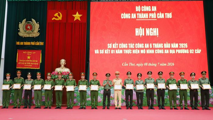 Thiếu tướng Huỳnh Việt Hòa, Giám đốc Công an TP Cần Thơ trao Giấy khen tặng các tập thể có thành tích trong tham mưu, tổ chức triển khai thực hiện sắp xếp đơn vị hành chính các cấp trong Công an thành phố.