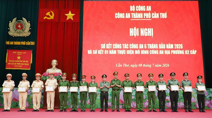 Đại tá Nguyễn Văn Thắng và Đại tá Bùi Đức An, Phó Giám đốc Công an TP Cần Thơ trao Giấy khen của Công an thành phố tặng các cá nhân có thành tích trong tham mưu, tổ chức triển khai thực hiện sắp xếp đơn vị hành chính các cấp trong Công an thành phố.