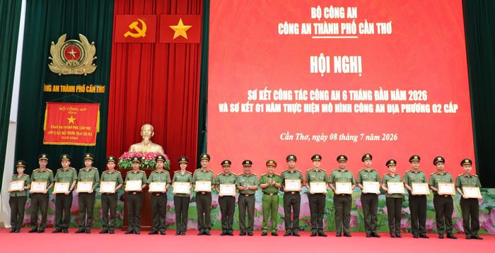 Đại tá Nguyễn Thanh Tràng và Đại tá Lê Đức Bảy, Phó Giám đốc Công an TP Cần Thơ trao Giấy khen của Công an thành phố tặng các cá nhân có thành tích trong tham mưu, tổ chức triển khai thực hiện sắp xếp đơn vị hành chính các cấp trong Công an thành phố.