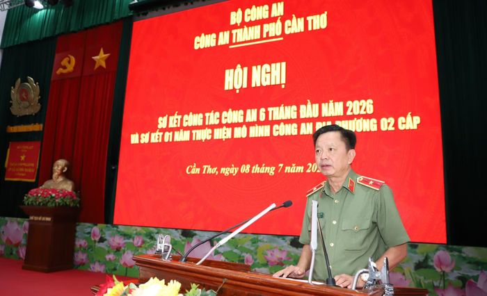 Thiếu tướng Huỳnh Việt Hòa, Giám đốc Công an TP Cần Thơ phát biểu tại hội nghị.