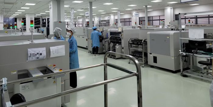 Sản xuất thiết bị bán dẫn tại một nhà máy.