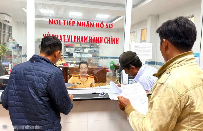 Cán bộ Phòng CSGT hướng dẫn người dân xử lý vi phạm hành chính qua camera giám sát.