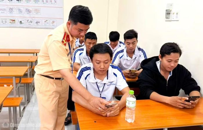 Cán bộ Phòng Cảnh sát giao thông hướng dẫn người dân cài đặt, sử dụng VNeTraffic tra cứu thông tin “phạt nguội”.