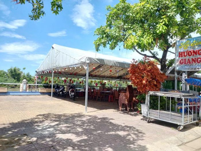 Nhiều quán nhậu choán chiếm toàn bộ mặt bờ kè Bạch Đằng. Ảnh: Việt Tường.