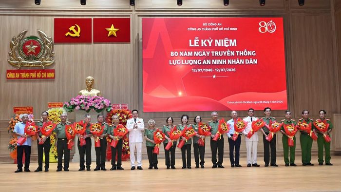 Giám đốc Công an TP Hồ Chí Minh tặng hoa tri ân các đồng chí lãnh đạo, nguyên lãnh đạo Công an TP Hồ Chí Minh, các Anh hùng LLVTND Công an Thành phố.