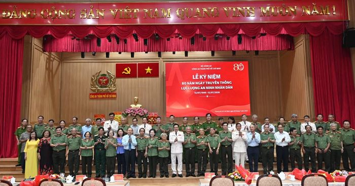 Đảng ủy - Ban Giám đốc Công an TP Hồ Chí Minh cùng các đại biểu tại buổi lễ.