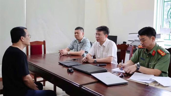 Thiếu tướng Nguyễn Minh Tuấn, Giám đốc Công an tỉnh Phú Thọ và Trung tá Hoàng Tùng, Trưởng phòng An ninh kinh tế lấy lời khai đối tượng trong vụ án.
