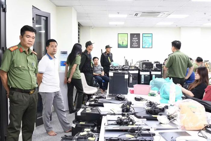 Phòng An ninh kinh tế phối hợp với các đơn vị khám xét, thu giữ tài liệu vụ án.