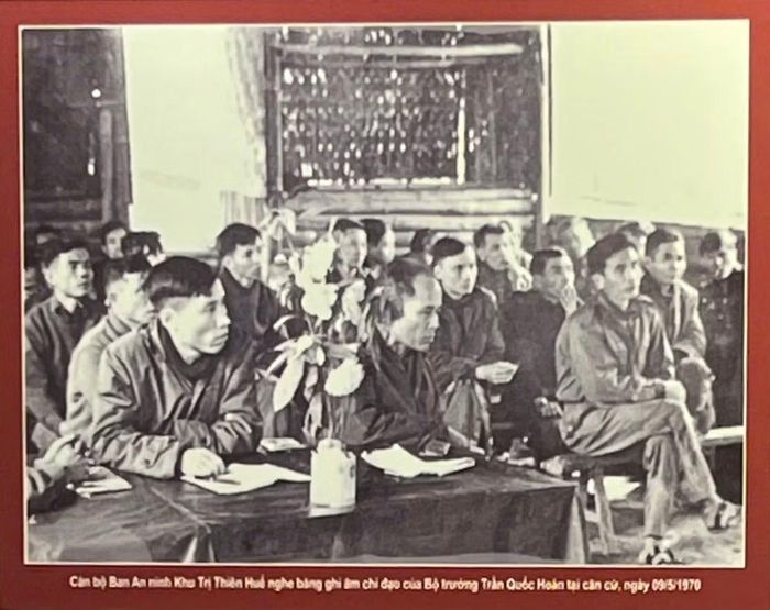 Cán bộ Ban An ninh Khu Trị Thiên - Huế nghe băng ghi âm chỉ đạo của Bộ trưởng Trần Quốc Hoàn tại căn cứ ngày 9/5/1970 ( ảnh tư liệu)