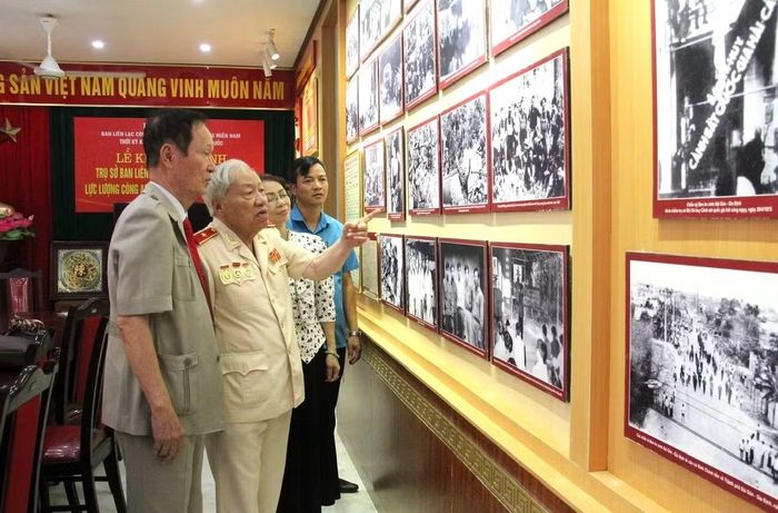Thiếu tướng, AHLLVTND Phan Văn Lai, Trưởng Ban liên lạc Công an chi viện chiến trường miền Nam thời kỳ kháng chiến chống Mỹ cứu nước ôn lại những kỷ niệm chiến trường khi cùng các đại biểu đến tham quan Phòng Truyền thống của Ban liên lạc.