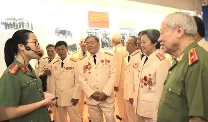 Các cán bộ Ban liên lạc Công an chi viện chiến trường miền Nam tham quan Bảo tàng CAND.