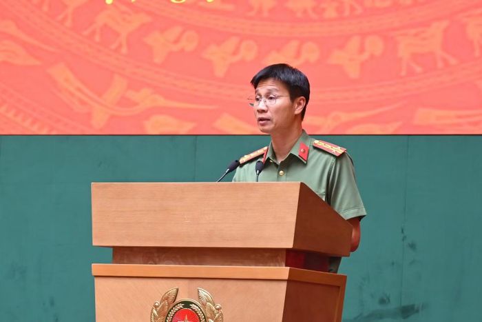  Đại tá Phạm Hữu Phúc, Phó Chánh Văn phòng Bộ phát biểu tại hội nghị. 