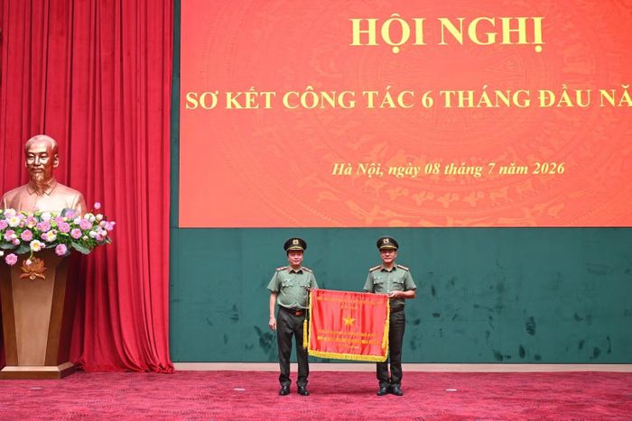 Thừa ủy quyền của lãnh đạo Đảng, Nhà nước, Thứ trưởng Đặng Hồng Đức trao Cờ thi đua Chính phủ tặng Phòng Tham mưu An ninh.
