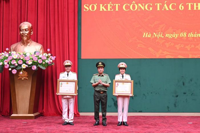 Thừa ủy quyền của lãnh đạo Đảng, Nhà nước, Thứ trưởng Đặng Hồng Đức trao Huân chương Lao động hạng Ba tặng Thiếu tướng Nguyễn Thị Phương, Phó Chánh Văn phòng Bộ Công an; trao Huân chương Bảo vệ Tổ quốc hạng Ba tặng Trung tá Lương Văn Tuấn, Phó Trưởng Phòng Tham mưu An ninh.