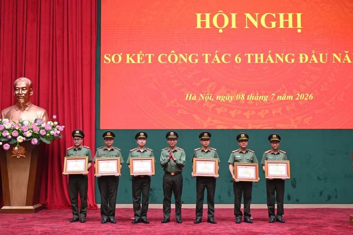 Thừa ủy quyền của lãnh đạo Bộ Công an, Thiếu tướng Nguyễn Quốc Toản trao Bằng khen của Bộ Công an tặng 1 tập thể, 5 cá nhân.