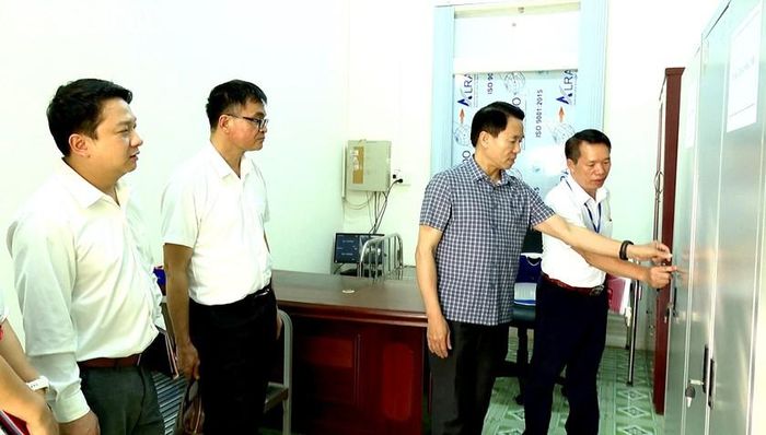 Ông Luyện Hữu Chung - Giám đốc Sở Giáo dục và Đào tạo tỉnh Lào Cai kiểm tra cơ sở vật chất tại Trường THPT Lý Thường Kiệt, ngày 22/5. Ảnh: Báo Lào Cai