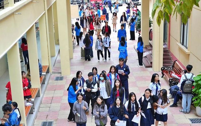 Ngưỡng cửa đại học là bước quan trọng của dự án đầu tư tài chính dài hạn cho chính bản thân sinh viên. Ảnh: Ngô Văn Hiển