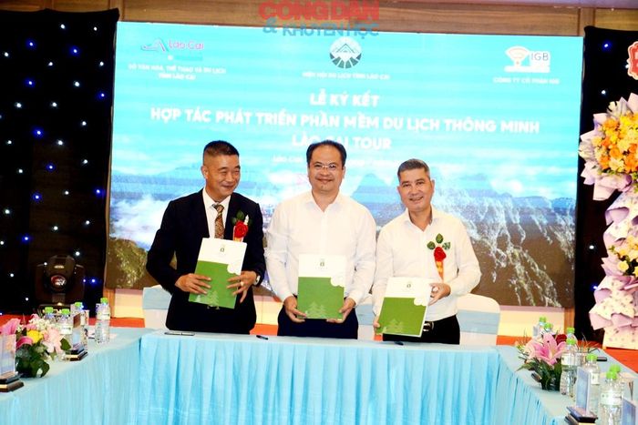 Ký kết hợp tác kết nối, phát triển du lịch tại hội nghị. Ảnh: Quốc Hồng