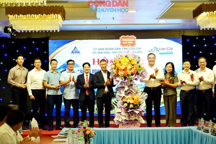 Lãnh đạo Sở Văn hóa - Thể thao và Du lịch Lào Cai tặng lẵng hoa chúc mừng Hiệp hội Du lịch Lào Cai nhân khai trương Văn phòng Hiệp hội tại phường Sa Pa (Lào Cai). Ảnh: Quốc Hồng