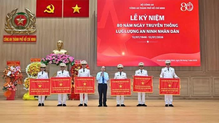 Các đơn vị, cá nhân và tập thể lực lượng Công an Thành phố Hồ Chí Minh nhận khen thưởng tại buổi lễ. 
