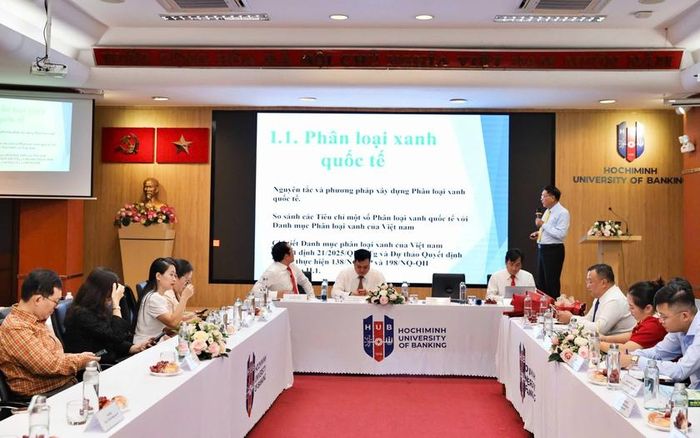 Tiến sĩ Nguyễn Thanh Hải, chuyên gia kinh tế cao cấp của GIZ, trình bày tham luận với chủ đề "Phân loại xanh – Cơ sở định hướng phát triển tài chính xanh".
