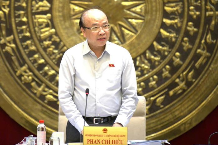  Chủ nhiệm Ủy ban Pháp luật và Tư pháp Phan Chí Hiếu phát biểu tại phiên họp