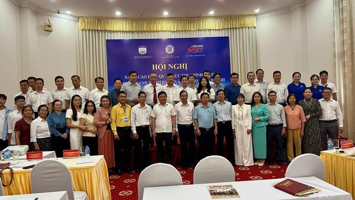 Các chuyên gia, diễn giả, doanh nghiệp chụp ảnh lưu niệm tại Hội nghị