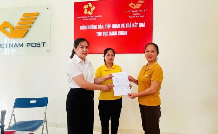 Bàn giao hồ sơ tại điểm hướng dẫn, tiếp nhận và trả kết quả thủ tục hành chính.