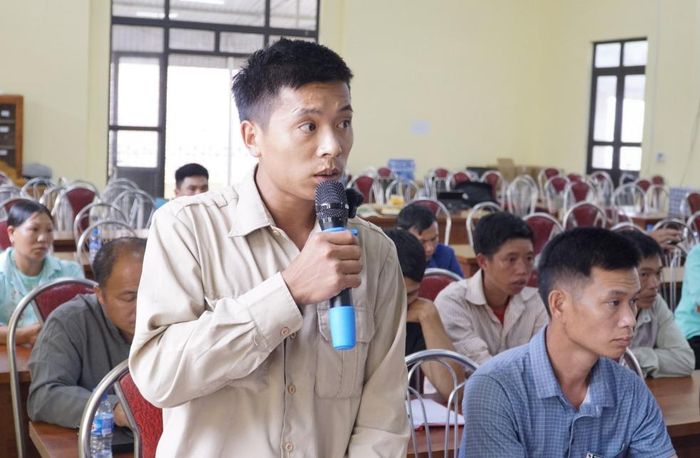 Cử tri xã Khánh Xuân phát biểu tại buổi tiếp xúc cử tri.
