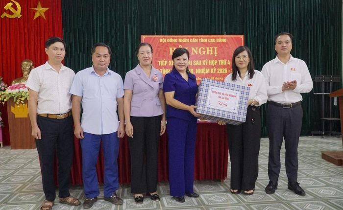 Tổ đại biểu số 14 HĐND tỉnh trao quà của Thường trực HĐND tỉnh cho xã Khánh Xuân.