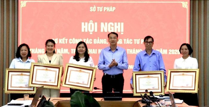 Thừa ủy quyền của Thủ tướng Chính phủ, Giám đốc Sở Tư pháp Đoàn Trọng Hùng trao Bằng khen của Thủ tướng Chính phủ cho các cá nhân có thành tích xuất sắc trong công tác từ năm 2015 đến 2024.