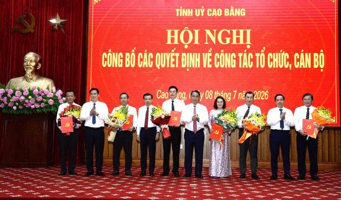 Thường trực Tỉnh ủy trao các quyết định về công tác cán bộ.