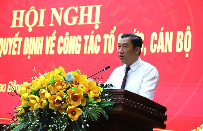 Đồng chí Lưu Công Hữu, Tỉnh ủy viên, Giám đốc Ban Quản lý Dự án đầu tư và xây dựng tỉnh phát biểu nhận nhiệm vụ.